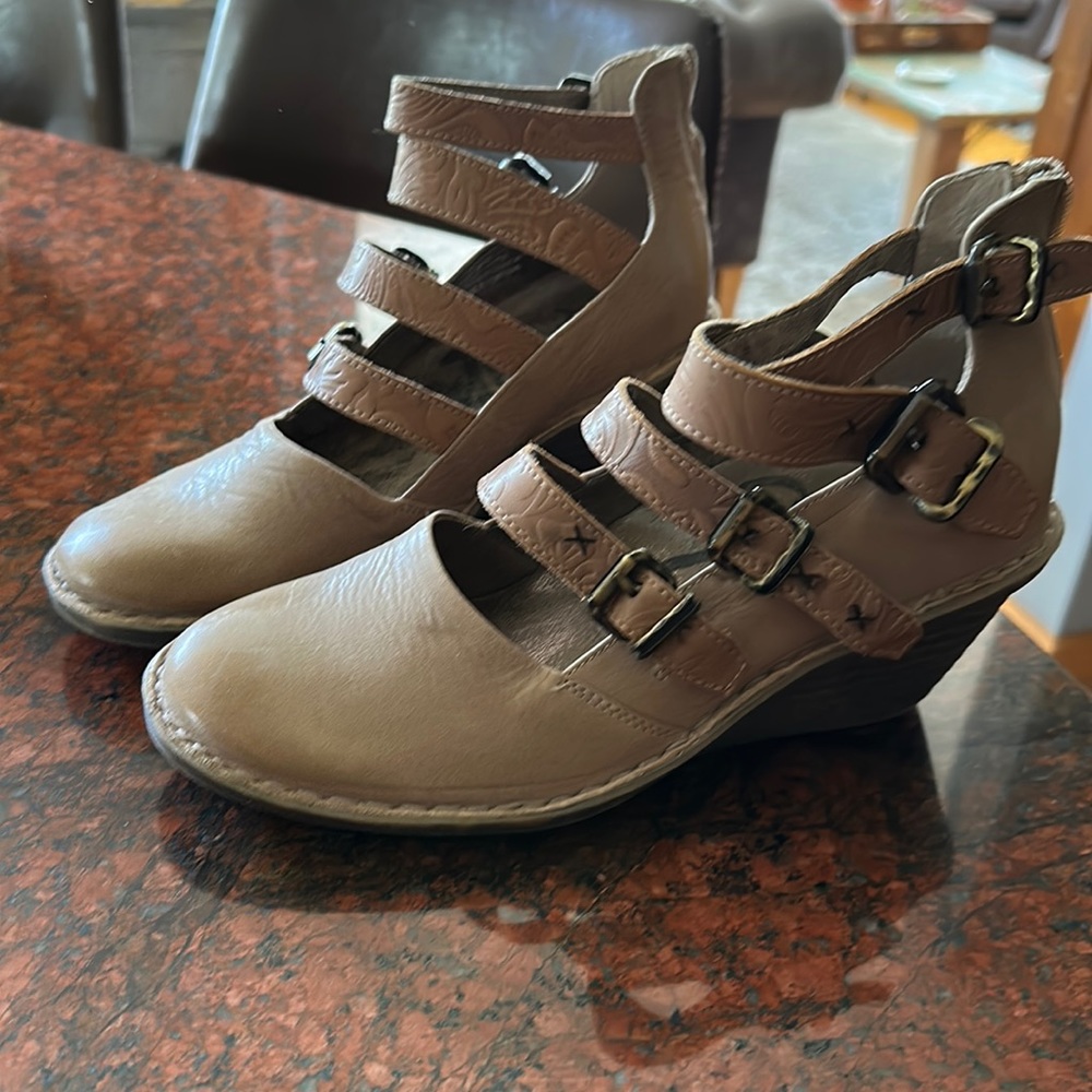 New w/out tags OTBT  shoes
